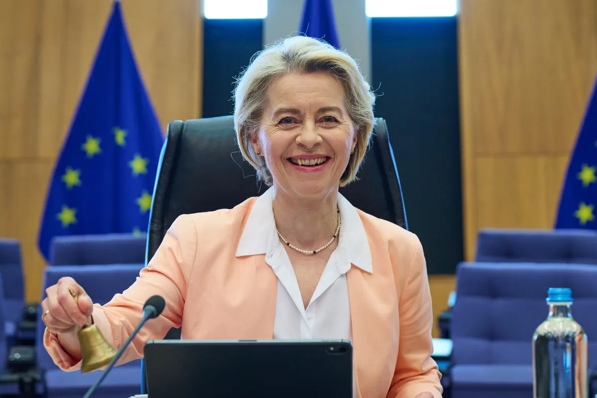 Portrait Ursula von der Leyen am Verhandlungstisch